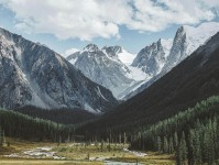 爱一番像拼图：先找权威符号是不是在站台这块，再把推断降级成假设句（像在画地图图例）